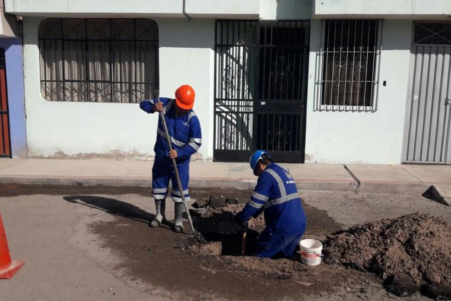 Corte de agua en todo chen chen por reparación de tuberia de línea de conducción